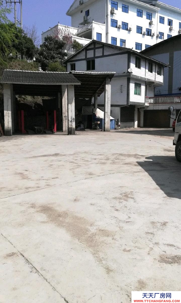 該場地位于金星社區紅星組遵綏路旁，水電齊全，交通方便。