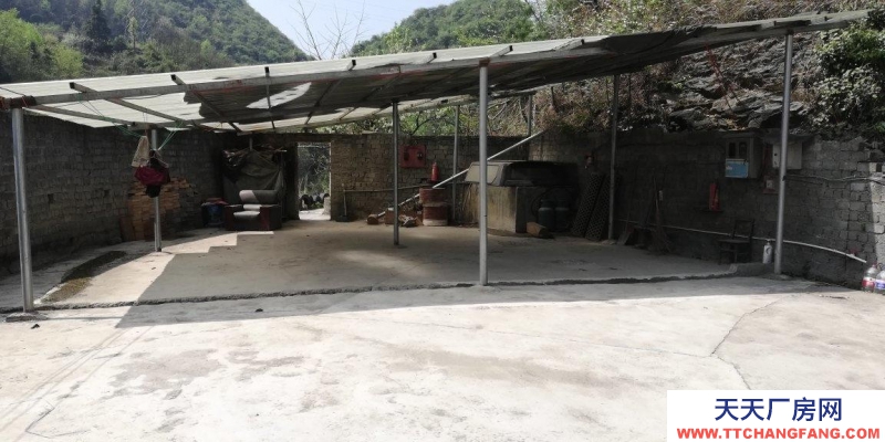 該場地位于金星社區紅星組遵綏路旁，水電齊全，交通方便。