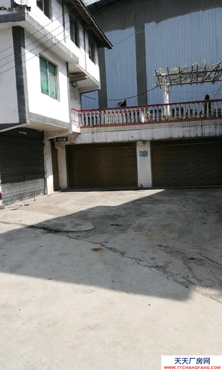 該場地位于金星社區紅星組遵綏路旁，水電齊全，交通方便。