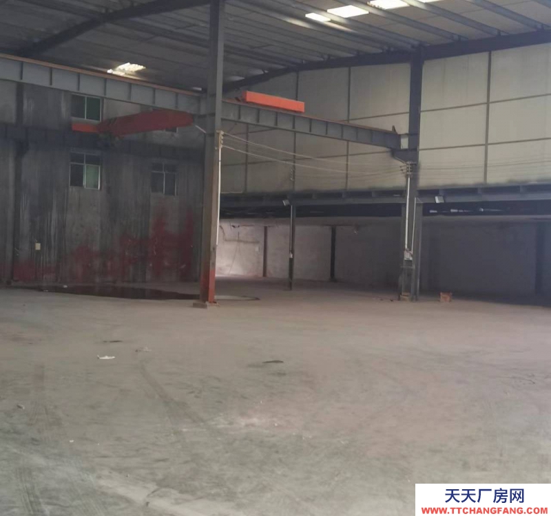 黔南龍里谷腳鎮(zhèn)工業(yè)園大門口，交通便利，可使用行車，廠房使用方便