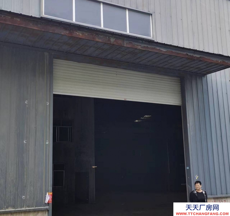 黔南龍里谷腳鎮工業園大門口，交通便利，可使用行車，廠房使用方便