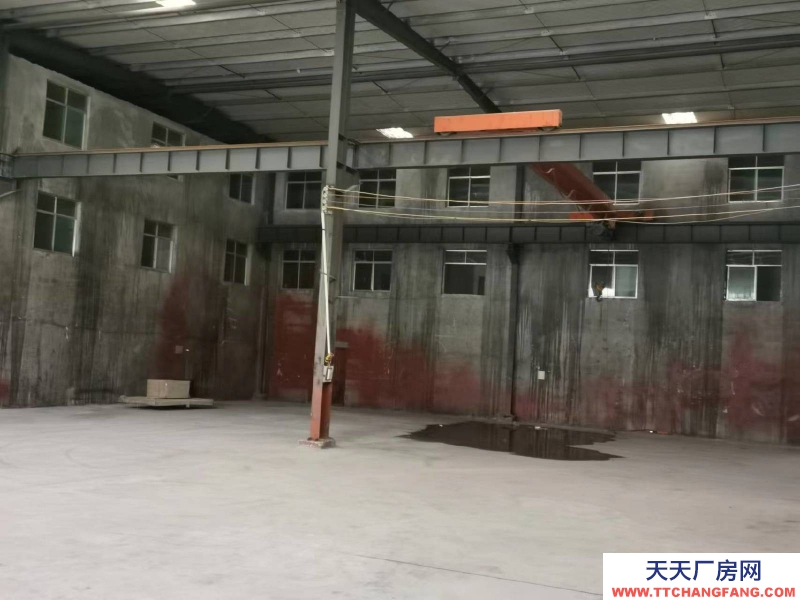 黔南龍里谷腳鎮(zhèn)工業(yè)園大門口，交通便利，可使用行車，廠房使用方便