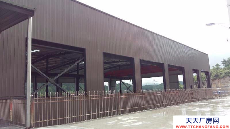 黔南龍里房東直租，廠房結構規整方正，配套齊全，適合廠房及倉庫使用