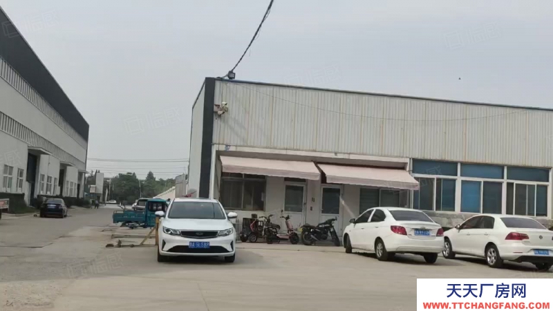 濟南長清廠房車間配有行車，水電齊全，此廠房可進大車，大院，可雙面卸貨