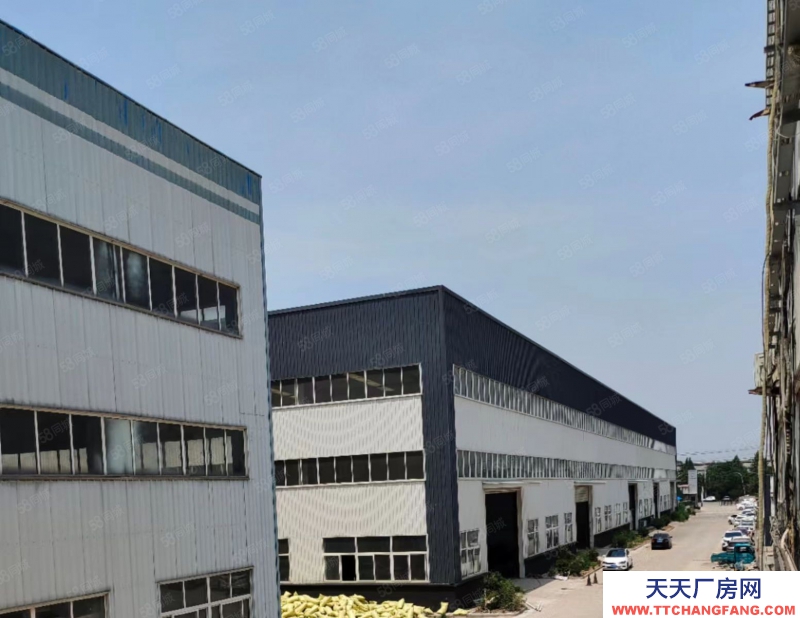 濟南長清廠房車間配有行車，水電齊全，此廠房可進大車，大院，可雙面卸貨