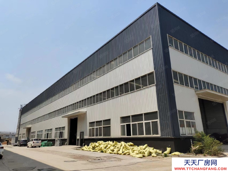 濟南長清廠房車間配有行車，水電齊全，此廠房可進大車，大院，可雙面卸貨