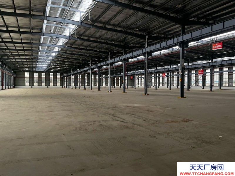 重慶萬州高鐵站1公里，層高13米。 有2層辦公室?guī)?biāo)準(zhǔn)廠房。