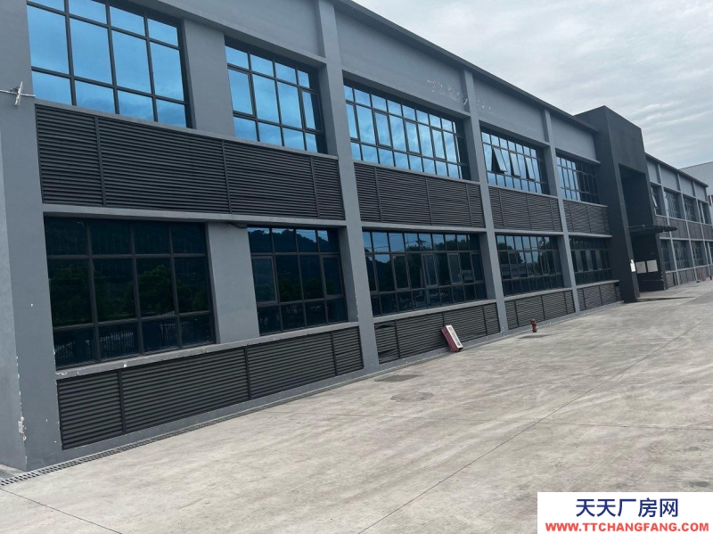 重慶萬州高鐵站1公里，層高13米。 有2層辦公室帶標準廠房。