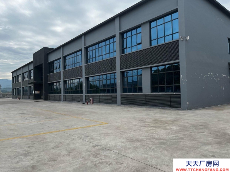 重慶萬州高鐵站1公里，層高13米。 有2層辦公室帶標準廠房。