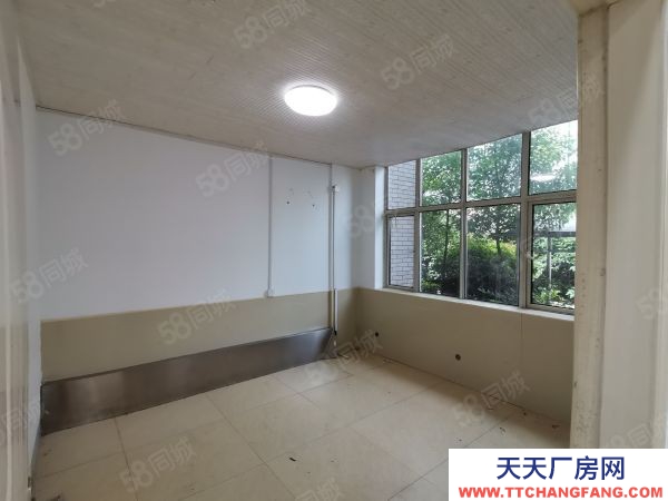 長(zhǎng)沙市岳麓區(qū)芯城科技園旁1樓，倉(cāng)庫(kù)和廠房層高5.2米100多平可定制直租