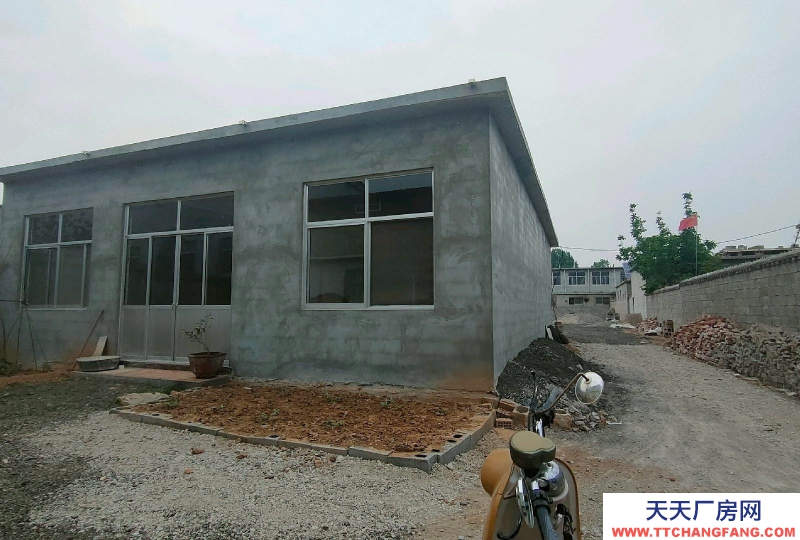 棗莊市中大面積使用基地可做廠房，也可，大院內(nèi)已經(jīng)建好三大間民房