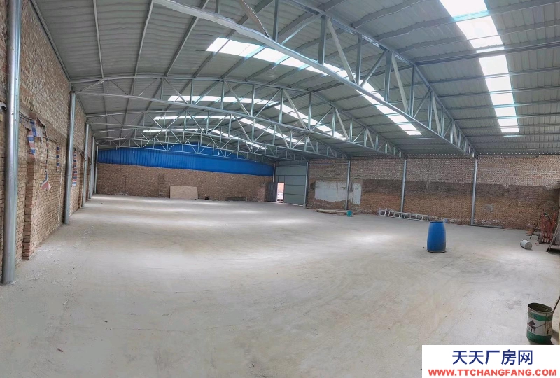 有250平米是復合板鋼構，有250平米是單層鋼構，另外宿舍廚房160平米，水、電、網齊全。請注意，半掛車不能通行。整廠出租，總面積2畝。
