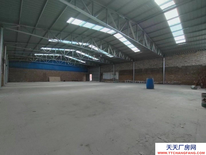 有250平米是復合板鋼構，有250平米是單層鋼構，另外宿舍廚房160平米，水、電、網齊全。請注意，半掛車不能通行。整廠出租，總面積2畝。