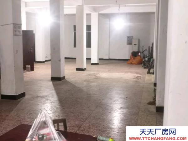 常德市鼎城區(qū)地理優(yōu)越停車方便，樓上可居往，樓下可做倉庫或廠房。