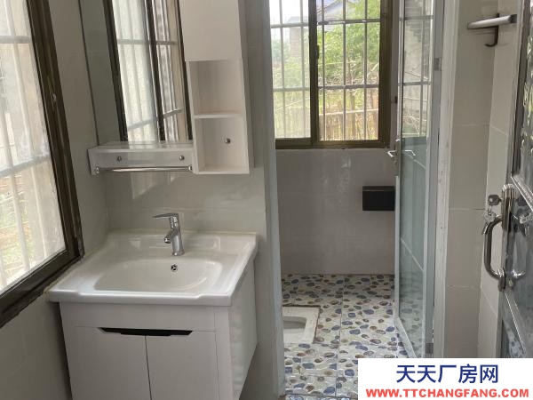 湘潭市湘鄉(xiāng)市 灰虞線(xiàn)邊上，水電齊全，有辦公室、衛(wèi)生間及停車(chē)坪