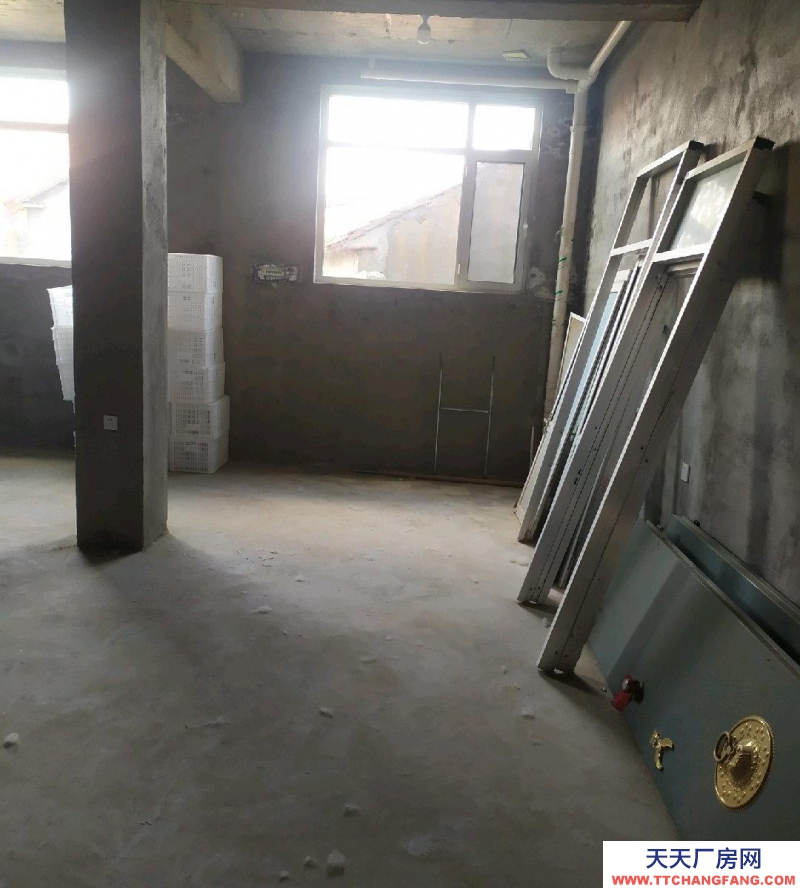 臨沂沂水樓房在河道邊環境優美，面前是柏油大路交通方便。