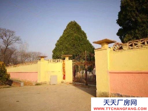 威海乳山廠房出售。離市區(qū)1鐘的車程，緊鄰公路，交通十分方便。