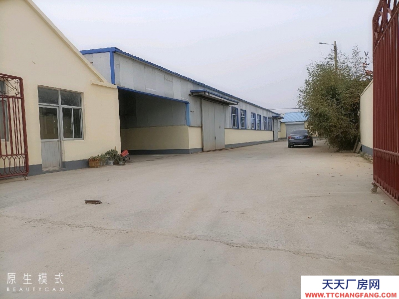 日照東港 廠房大院緊靠老204國道，現(xiàn)在的北京北路與日照北路交匯處附近