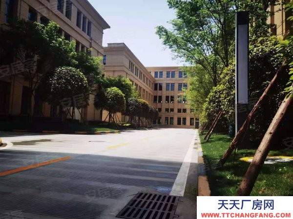 青白江城區(qū)1公里，二繞內(nèi)，高速口，50年產(chǎn)權(quán)廠房，現(xiàn)房呈現(xiàn)，首付僅25%，出售！