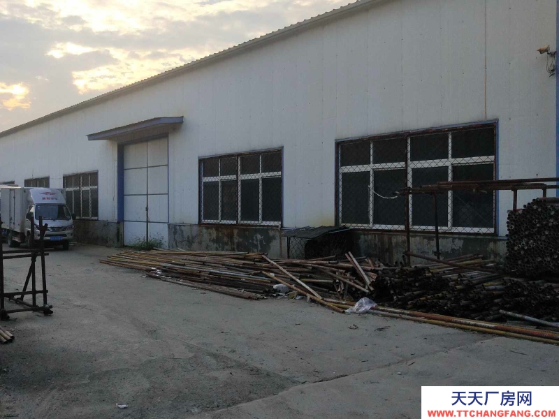 菏澤成武該廠房位于成武工業園區，帝豪服飾南門對過，位置優越！