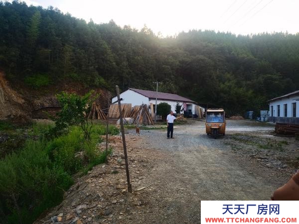 岳陽市平江區 位于平江城區交通方便，面積寬廣，便于施工作業，停車方便