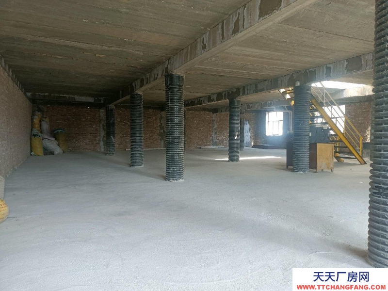 西寧交通便利，道路寬廣，門口可停車，9米的貨車可進(jìn)