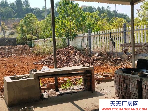 永州市冷水灘區倉庫出租 在永州大道主路，辦公房屋4間,簡易廠房一棟,。水電齊全。