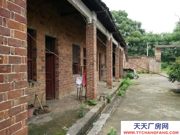 永州市祁陽(yáng)區(qū)廠房出租  廠房倉(cāng)庫(kù)出租:祁陽(yáng)市觀音灘322國(guó)道旁，四周有圍墻，交通便捷