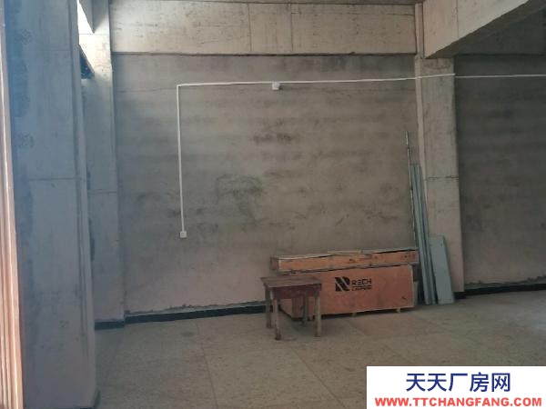 永州市祁陽區(qū)物資倉庫 房子位置于荷塘二小區(qū)隔壁，兩邊都可通車