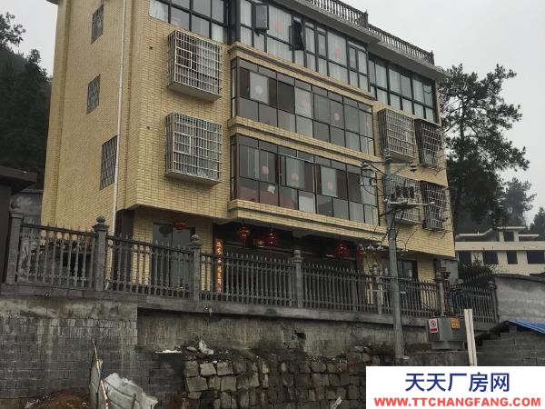 湘西市吉首腌臘肉制品廠房 吉首市汽車西站附近 面積1000多平方米，有意者租金可商量