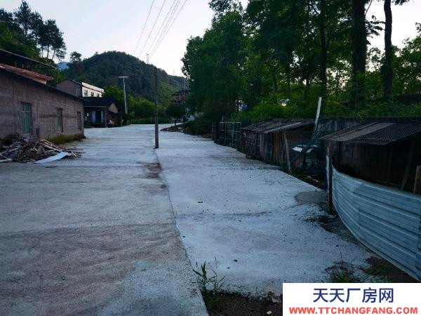 張家界市永定機加工廠房 廠房為私房架空層，150平左右，門前有幾百平米空塔子。