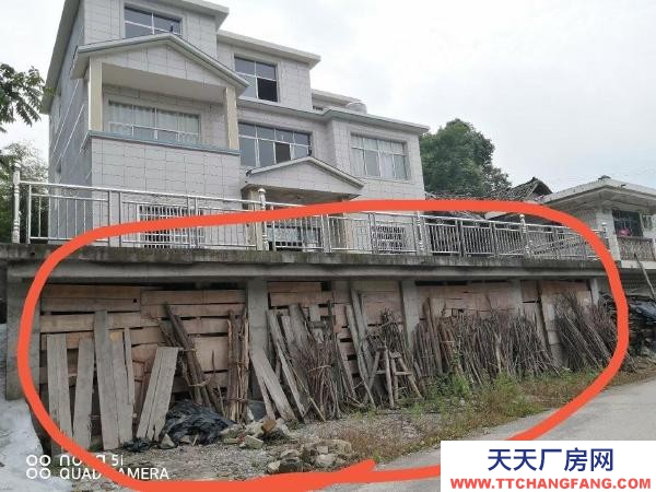 張家界市桑植罐頭廠房 鄉(xiāng)道上,隔高速路出口近,交通方便。四間連通的,也可分割出租。