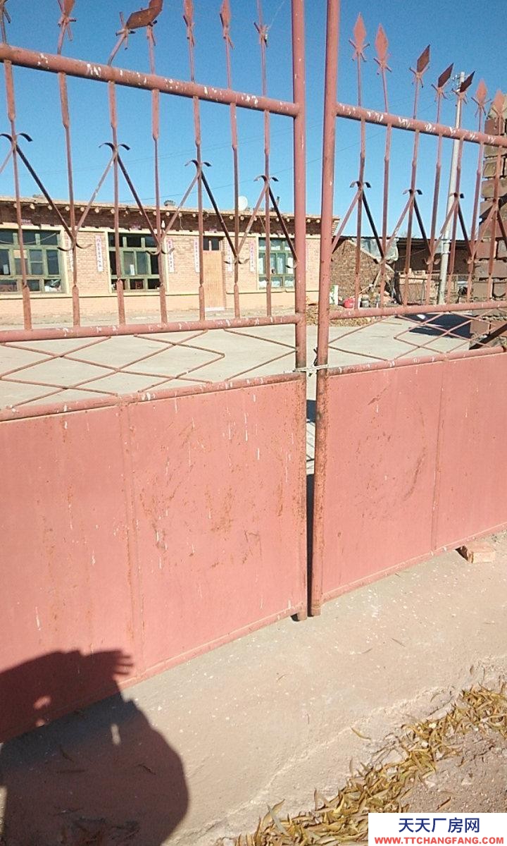 (出售) 巴彥淖爾房屋占地面積3畝有魚(yú)塘一個(gè)可做養(yǎng)殖廠房房屋占地面積共12畝