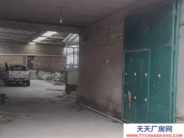 大通獨(dú)門(mén)獨(dú)院，地面已做硬化，可做倉(cāng)庫(kù)、廠(chǎng)房。