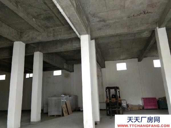 宜春市袁州機加工廠房 本廠房是水泥框架結構，內高5.2米。交通方便可進大掛車。