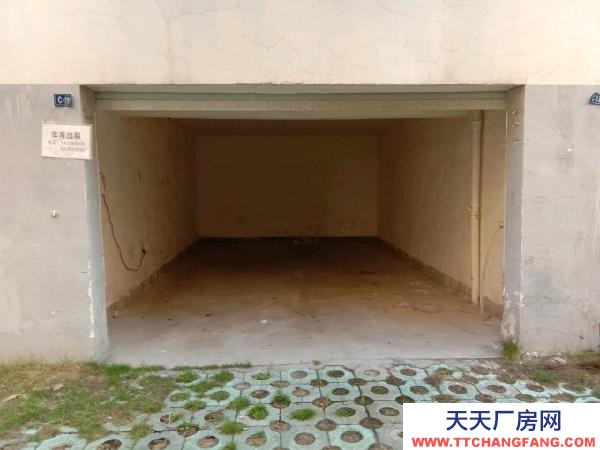 宜春市袁州物資倉庫 車庫前面還有停車位，價(jià)格便宜，停車或放貨物的理想選擇。