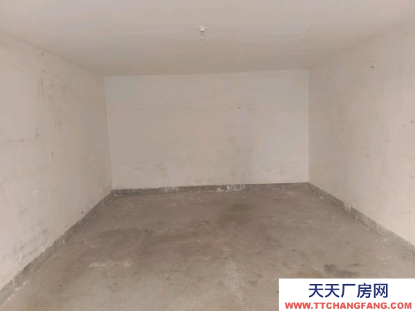 宜春市袁州物資倉庫 車庫前面還有停車位，價(jià)格便宜，停車或放貨物的理想選擇。