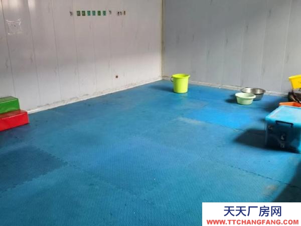 旅順口主干道邊上，農貿市場邊上，交通方便