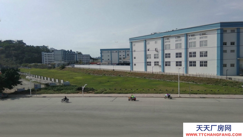 東莞市塘廈鎮１０１００平方三樓一層廠房出租