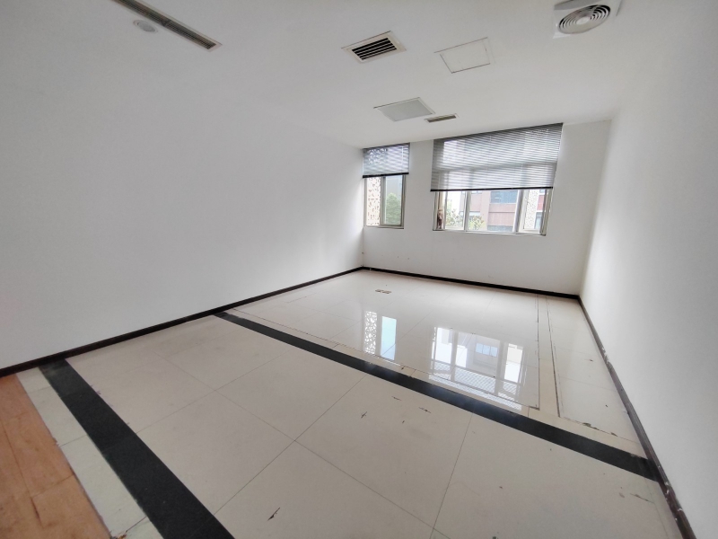 新年特惠特價！國家級孵化器，框架廠房，辦公研發生產都可，整層580平米