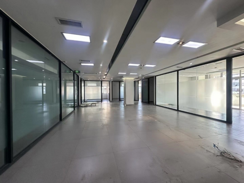 成都龍泉工業園區+595㎡直播場地出租+12間辦公室+配套齊全有房補