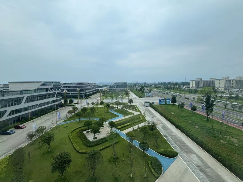 可噴漆噴塑,可辦證,可分租 目前園區招商行業不限種類可以辦理入園—可以噴漆噴塑 個別企業可以申請補貼 廠房都是全新亮相水電氣齊全,交通方便,8條車道。 獨門獨院,獨門獨棟各種戶型均有、50年產權可以分