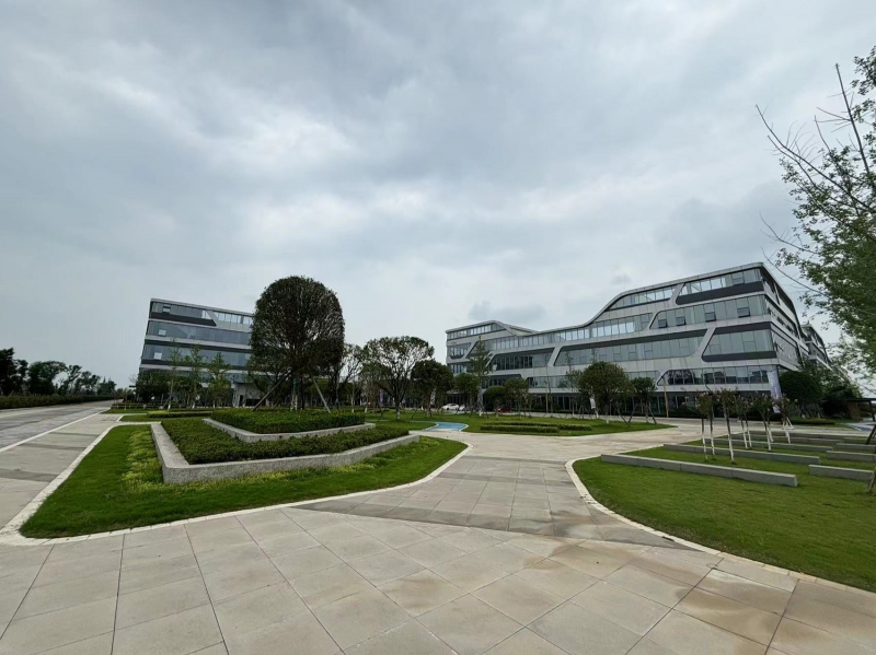 可噴漆噴塑,可辦證,可分租 目前園區招商行業不限種類可以辦理入園—可以噴漆噴塑 個別企業可以申請補貼 廠房都是全新亮相水電氣齊全,交通方便,8條車道。 獨門獨院,獨門獨棟各種戶型均有、50年產權可以分