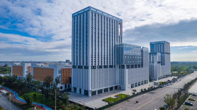 彭州市經(jīng)開區(qū)雙湖科技孵化園匯通湖旁